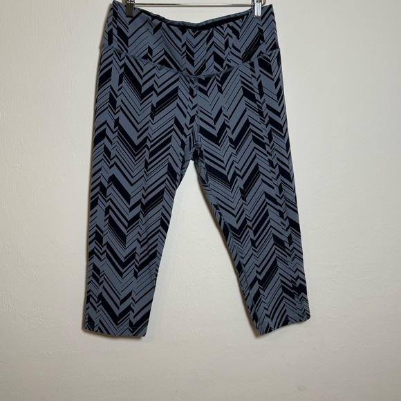 Nike‎ Dri-FIT Women’s XL Capri Leggings Black Gray Chevron Pattern Activewear - Picture 1 of 4